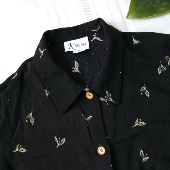 Women under the trees watercolor patterned button blouse - Picture 4 of 8